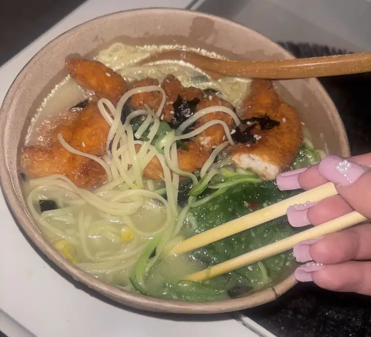 Ramen z chrupiącym kurczakiem i pałeczkami