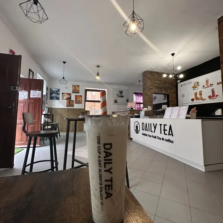 Wnętrze Daily Tea z ladą i kubkiem bubble tea