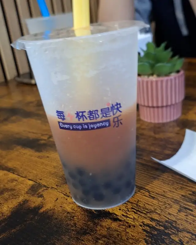 Bubble tea z kulkami na drewnianym stoliku