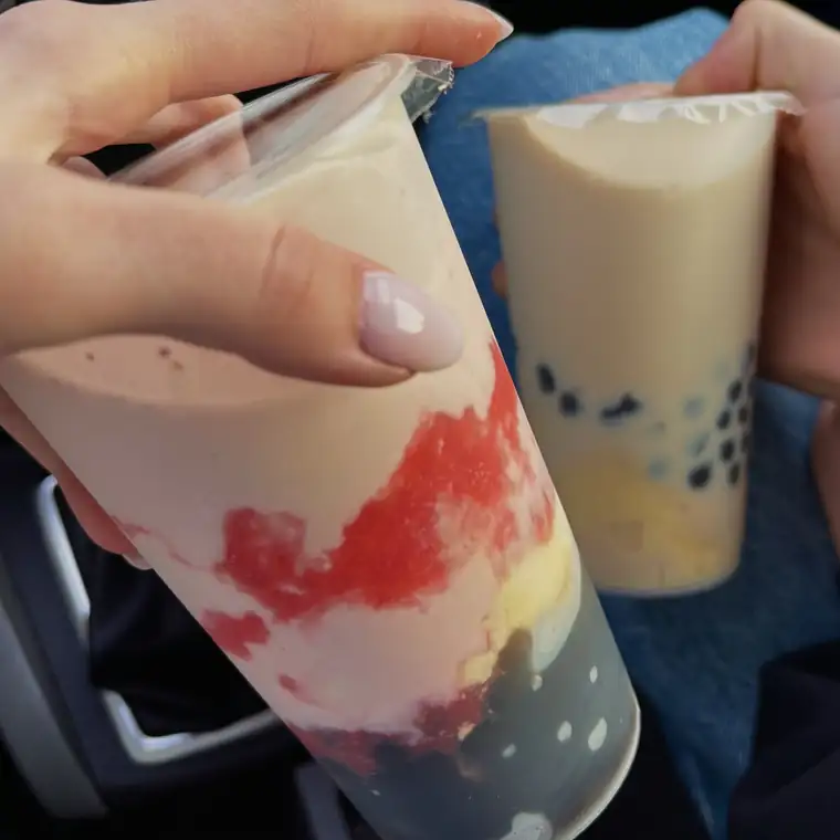 Dwa kubki bubble tea z kulkami tapioki